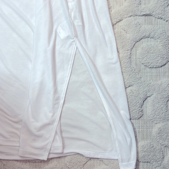 Under Armour sleeveless athletic top w/ high side slits Size- L Color- White - Picture 6 of 9